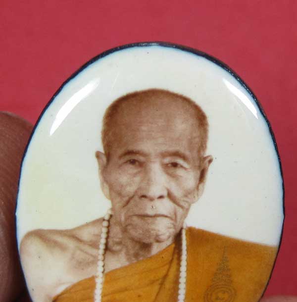 ล๊อกเก็ตรุ่นฉากขาวทอง รุ่นสุดท้าย หลวงปู่คำบุ คุตฺตจิตฺโต วัดกุดชมภู จ.อุบลราชธานี รุ่นอุดมทรัพย์