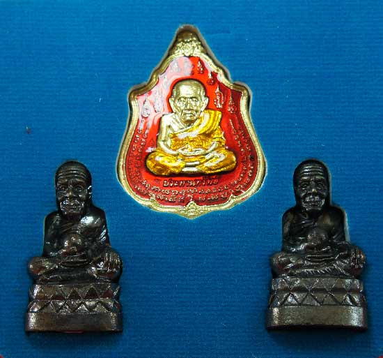 หลวงปู่ทวด หมื่นยันต์ รุ่นรวยหายห่วง ชุดพิเศษทอดกฐิน วัดช้างไห้ เนื้อฝาบาตลงยาสีเเดง หมายเลข 2723