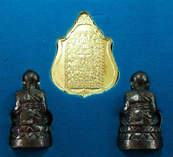 หลวงปู่ทวด หมื่นยันต์ รุ่นรวยหายห่วง ชุดพิเศษทอดกฐิน วัดช้างไห้ เนื้อฝาบาตลงยาสีเเดง หมายเลข 2723