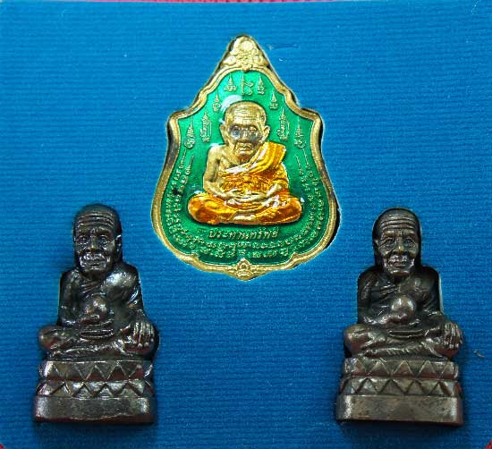 หลวงปู่ทวด หมื่นยันต์ รุ่นรวยหายห่วง ชุดพิเศษทอดกฐิน วัดช้างไห้ เนื้อฝาบาตลงยาสีเขียว หมายเลข 7798