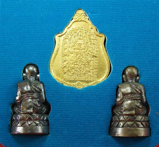 หลวงปู่ทวด หมื่นยันต์ รุ่นรวยหายห่วง ชุดพิเศษทอดกฐิน วัดช้างไห้ เนื้อฝาบาตลงยาสีเขียว หมายเลข 7798
