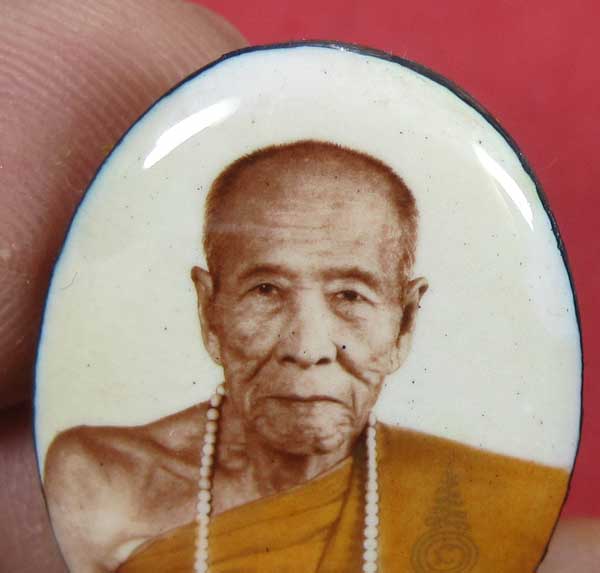 ล๊อกเก็ตฉากขาวทอง รุ่นสุดท้าย หลวงปู่คำบุ คุตฺตจิตฺโต วัดกุดชมภู จ.อุบลราชธานี รุ่นอุดมทรัพย์