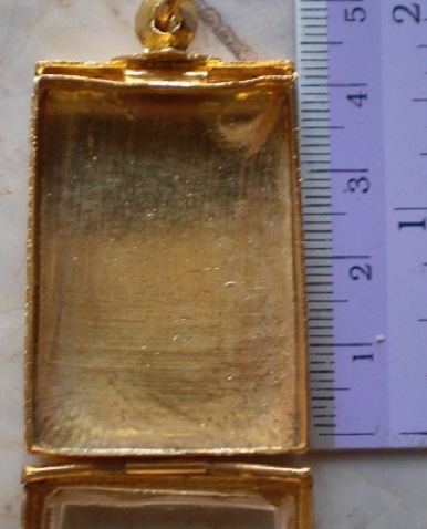 ตลับเงิแปิดหลับง  ชุบทองแท้ ใส่พระสมเด็จ  เคาะเดียว 