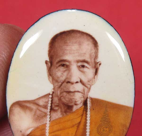 ล๊อกเก็ตฉากขาวทอง รุ่นสุดท้าย หลวงปู่คำบุ คุตฺตจิตฺโต วัดกุดชมภู จ.อุบลราชธานี รุ่นอุดมทรัพย์