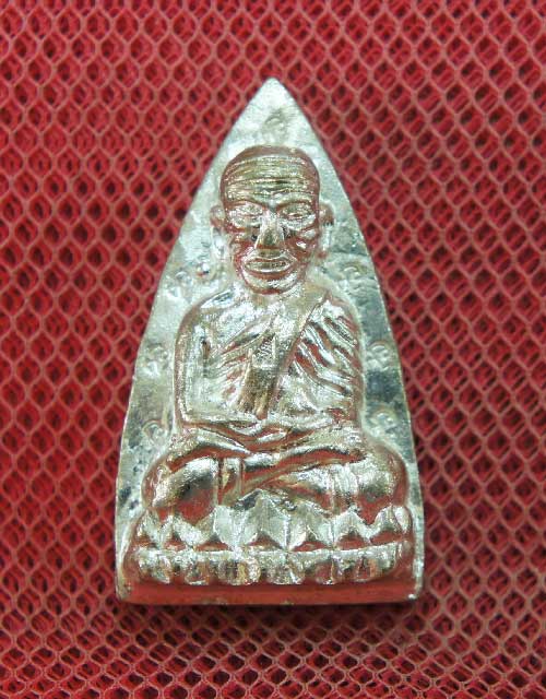 หลวงปู่ทวดหลังเตารีดหล่อโบราณวัดบวรนิเวศวิหาร เนื้อนวะโลหะแก่เงิน 12 โค๊ด หมายเลข 320 ปี 43 