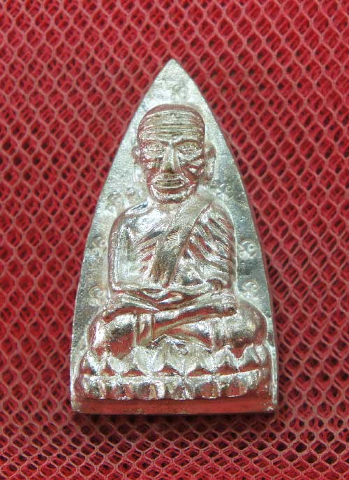 หลวงปู่ทวดหลังเตารีดหล่อโบราณวัดบวรนิเวศวิหาร เนื้อนวะโลหะแก่เงิน 12 โค๊ด หมายเลข 242 ปี 43
