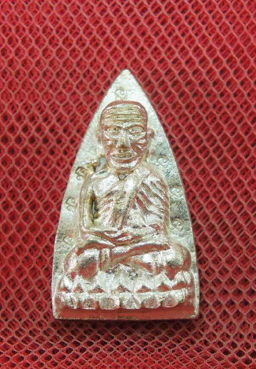 หลวงปู่ทวดหลังเตารีดหล่อโบราณวัดบวรนิเวศวิหาร เนื้อนวะโลหะแก่เงิน 12 โค๊ด หมายเลข 253 ปี 43