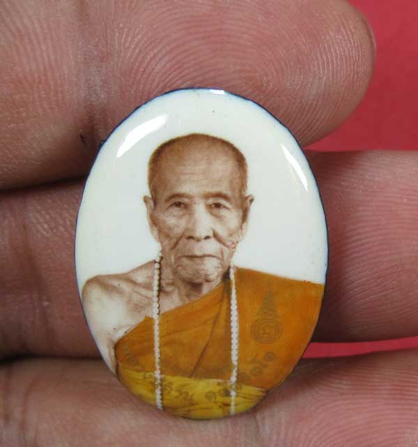 ล๊อกเก็ตฉากขาวทอง รุ่นสุดท้าย หลวงปู่คำบุ คุตฺตจิตฺโต วัดกุดชมภู จ.อุบลราชธานี รุ่นอุดมทรัพย์