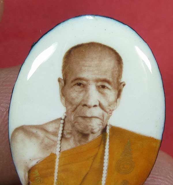 ล๊อกเก็ตฉากขาวทอง รุ่นสุดท้าย หลวงปู่คำบุ คุตฺตจิตฺโต วัดกุดชมภู จ.อุบลราชธานี รุ่นอุดมทรัพย์