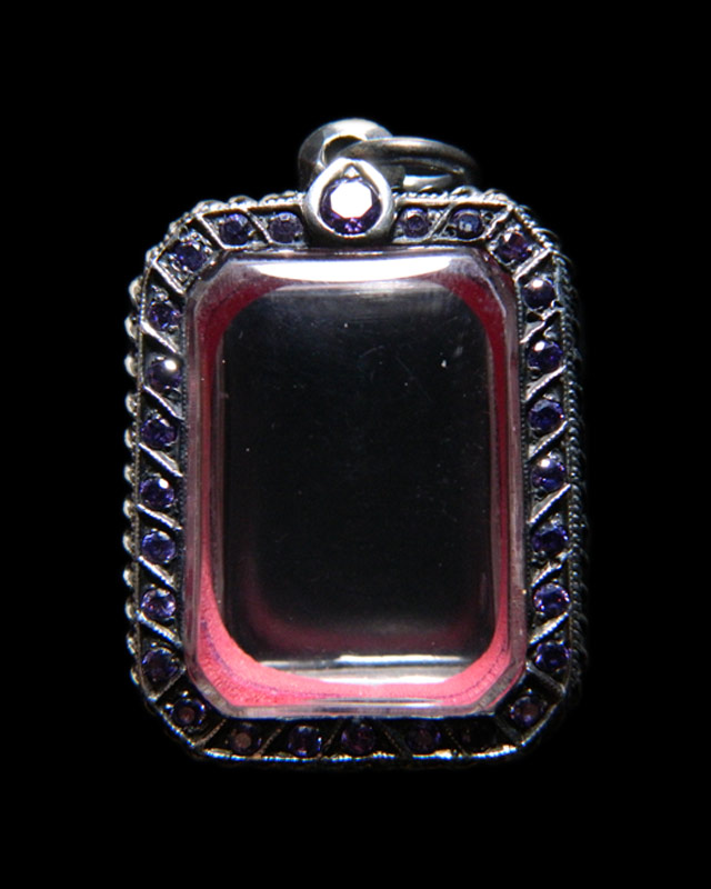 ตลับเงินทรงสี่เหลี่ยมฝังพลอยสีม่วงมือสอง
