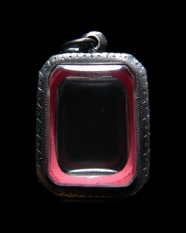 ตลับเงินทรงสี่เหลี่ยมฝังพลอยสีม่วงมือสอง