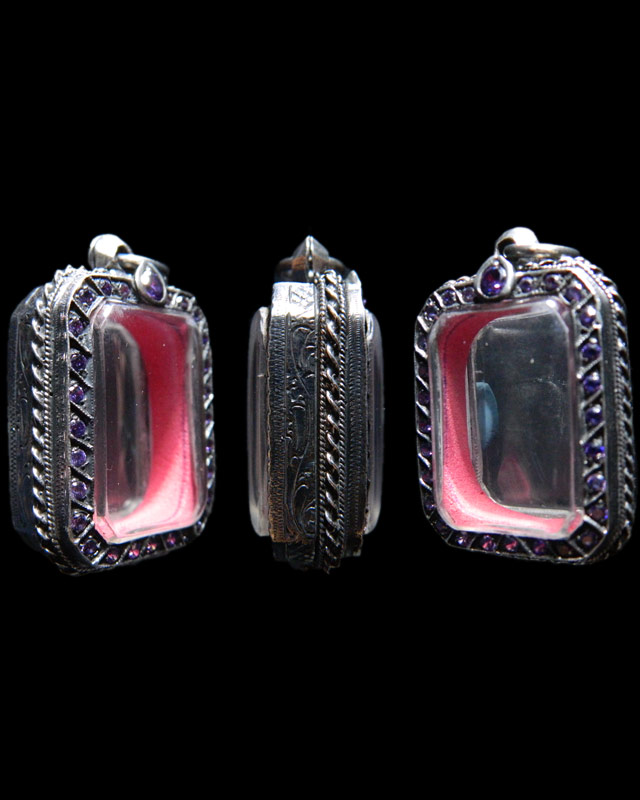 ตลับเงินทรงสี่เหลี่ยมฝังพลอยสีม่วงมือสอง