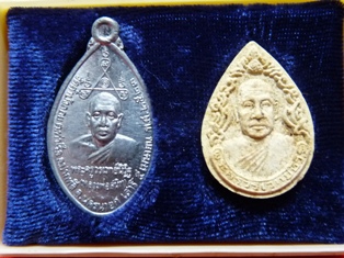 ชุดที่ระลึกงานพัดยศ เหรียญ + ผงหยดน้ำ หลวงพ่อสนิท วัดลำบัวลอย ปี 23 ครับ