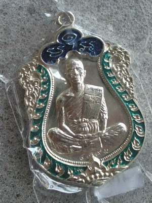 เหรียญเสมากะไหล่เงินลงยา หลวงพ่อคูณปฎิหารย์ EOD อยู่ในชุดของขวัญ