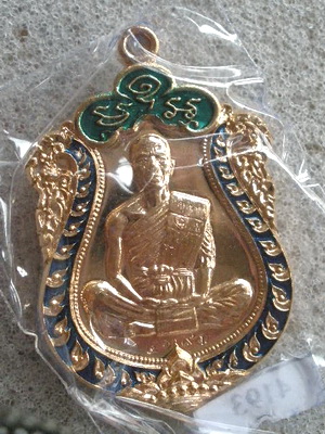 เหรียญเสมากะไหล่นาคลงยา หลวงพ่อคูณปฎิหารย์ EOD อยู่ในชุดของขวัญ