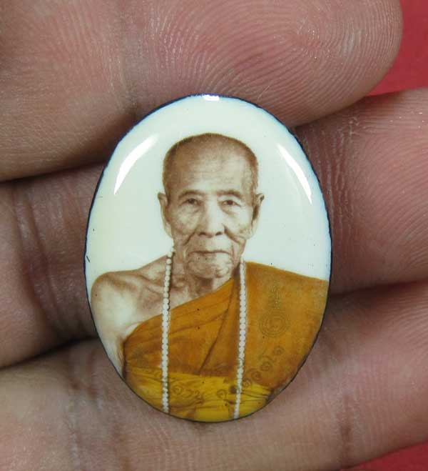 ล๊อกเก็ตฉากขาวทอง รุ่นสุดท้าย หลวงปู่คำบุ คุตฺตจิตฺโต วัดกุดชมภู จ.อุบลราชธานี รุ่นอุดมทรัพย์