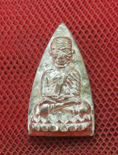 หลวงปู่ทวดหลังเตารีดหล่อโบราณวัดบวรนิเวศวิหาร เนื้อนวะโลหะแก่เงิน 12 โค๊ด หมายเลข 213 ปี 43