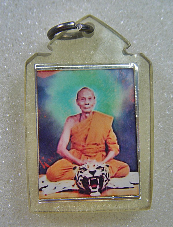 หลวงพ่อเพี้ยน วัดเกริ่นกฐิน ล็อคเก๊ตรูปถ่ายหลังแผ่นยันต์เลี่ยมสวยเดิมๆครับ