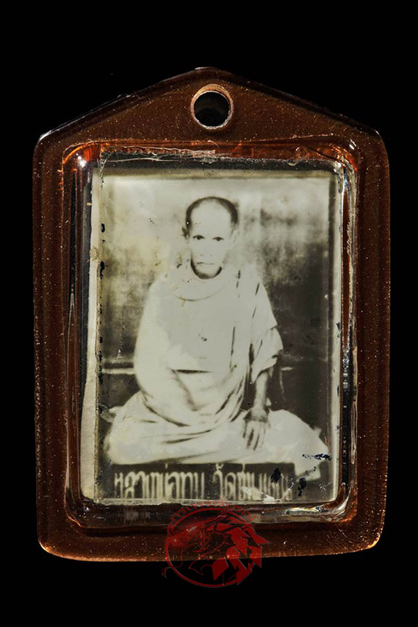 รูปถ่ายเพชรกลับหลวงพ่อทบ วัดชนแดน ปี 16 ด้านหลังเป็นหลวงพ่อพิธ ซึ่งหายากครับ 