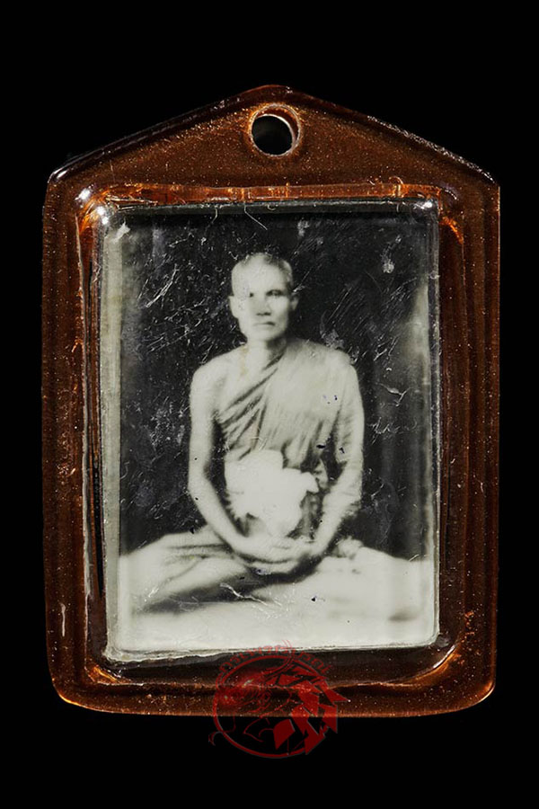 รูปถ่ายเพชรกลับหลวงพ่อทบ วัดชนแดน ปี 16 ด้านหลังเป็นหลวงพ่อพิธ ซึ่งหายากครับ 