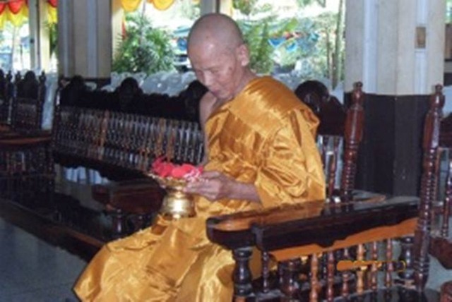 เหรียญเจริญพรบน หลวงปู่บัว ถามโก วัดศรีบุรพาราม จ.ตราด เนื้อทองแดง หมายเลข ๑๑๙๗๓
