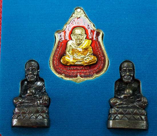 หลวงปู่ทวด หมื่นยันต์ รุ่นรวยหายห่วง ชุดพิเศษทอดกฐิน วัดช้างไห้ เนื้อฝาบาตลงยาสีเเดง หมายเลข 3642