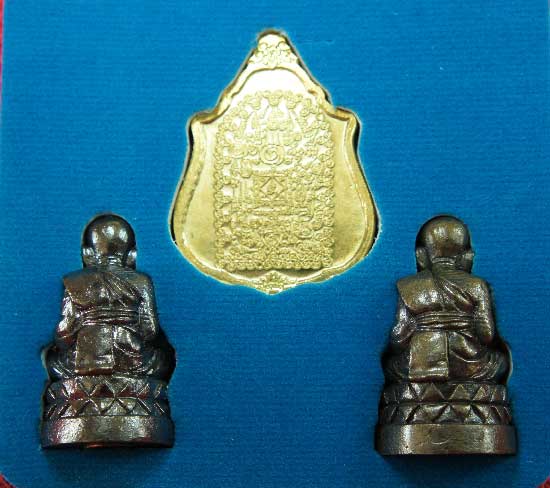 หลวงปู่ทวด หมื่นยันต์ รุ่นรวยหายห่วง ชุดพิเศษทอดกฐิน วัดช้างไห้ เนื้อฝาบาตลงยาสีเเดง หมายเลข 3642
