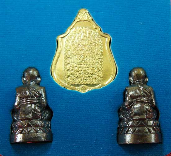 หลวงปู่ทวด หมื่นยันต์ รุ่นรวยหายห่วง ชุดพิเศษทอดกฐิน วัดช้างไห้ เนื้อฝาบาตลงยาสีเขียว หมายเลข 2979