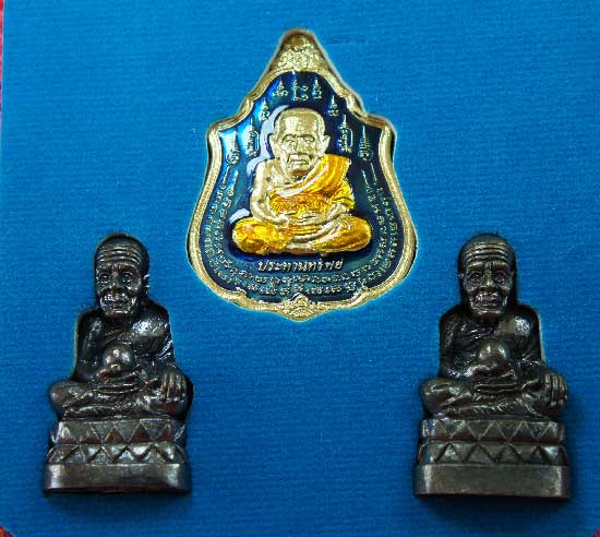 หลวงปู่ทวด หมื่นยันต์ รุ่นรวยหายห่วง ชุดพิเศษทอดกฐิน วัดช้างไห้ เนื้อฝาบาตลงยาสีน้ำเงิน หมายเลข3764