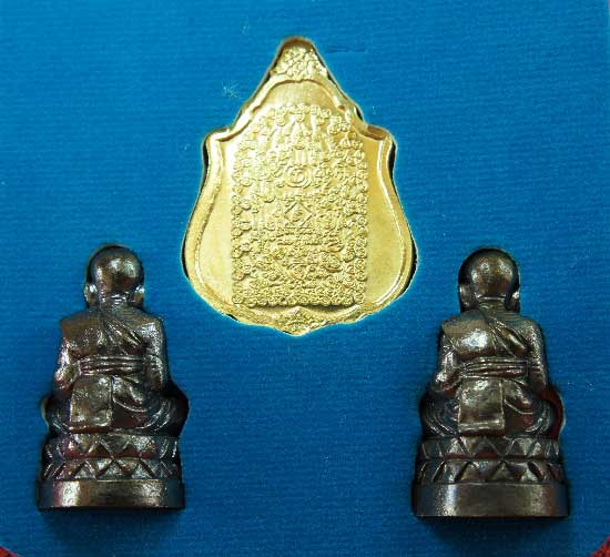 หลวงปู่ทวด หมื่นยันต์ รุ่นรวยหายห่วง ชุดพิเศษทอดกฐิน วัดช้างไห้ เนื้อฝาบาตลงยาสีน้ำเงิน หมายเลข3764
