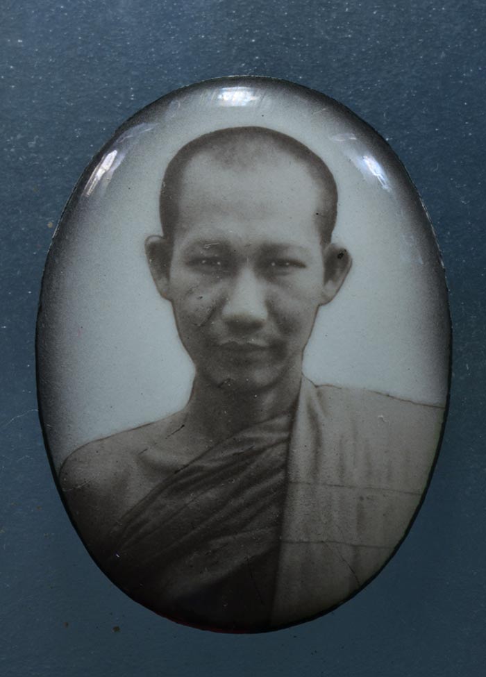 ล็อกเก็ตขาว-ดำ หน้าหนุ่ม ปี 36 หลังแผ่นเงิน