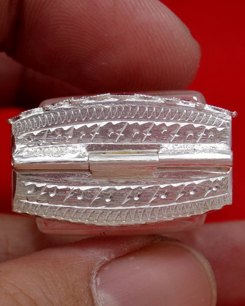 ตลับเงิน 95% สำหรับใส่พระหลวงพ่อเดิมรูปหล่อ ปั๊ม หรือรูปหล่อทั่วไป งานขึ้นมือลายดอกพิกุล ลงยาสุโขทัย