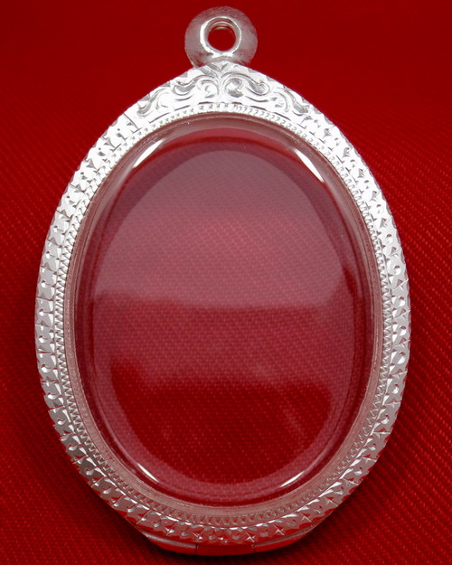 ตลับเงิน 95% สำหรับใส่เหรียญรูปไข่ใหญ่ งานขึ้นมือลายดอกพิกุล ลงยาสุโขทัย งานละเอียด ฝีมือปราณีต