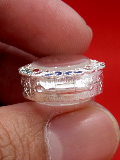 ตลับเงิน 95% สำหรับใส่เหรียญเม็ดแตงหลวงปู่ทวด และเหรียญเม็ดแตงอื่นๆ ทั่วไป งานขึ้นมือลงยาสุโขทัย 