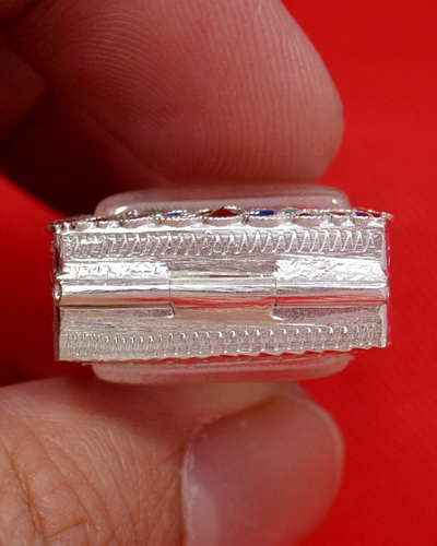 ตลับเงิน 95% สำหรับใส่เหรียญหล่อหลวงพ่อทาหรือเหรียญซุ้มกอ แจกปีนัง งานขึ้นมือลายดอกพิกุลงยาสุโขทัย2