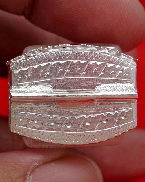 ตลับเงิน 95% สำหรับใส่พระหลวงปู่ทวด พิมพ์บัวรอบ หรือรูปหล่อขนาดใกล้เคียง งานขึ้นมือลายไข่ปลา