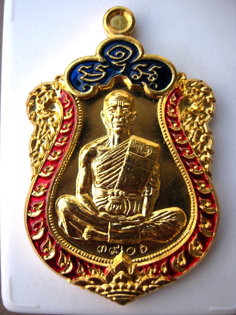 เหรียญเสมาหลวงพ่อคูณ หลวงพ่อคูณ รุ่น ปาฏิหาริย์ EOD  ผิวกะหลั่ยทองลงยา หมายเลข ๓๙๐๖ (ชุดของขวัญ)