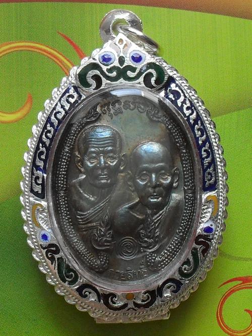 เหรียญกายสิทธิ์ หลวงปู่ทวด-หลวงปู่ดู่ "เนื้อเงิน" ผสมชนวนเปิดโลก 80% พร้อมตลับเงินลงยาครับ