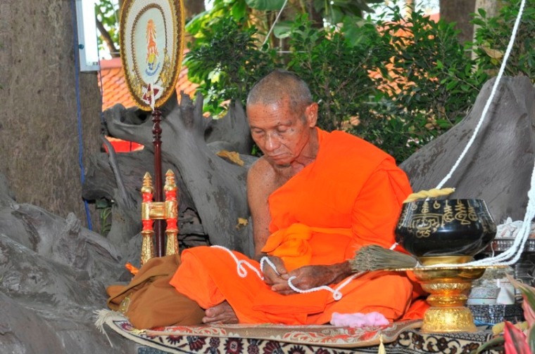 หลวงพ่อหวั่น วัดคลองคูณ พิจิตร.. ผ้ายันต์มหาปราบ .. ( 1 )