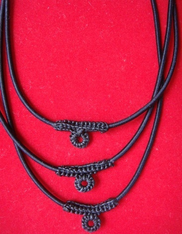 @@สร้อยยางสปริง คล้องพระ ไร้ รอยต่อ 1 ห่วงถัก ยืด สวมหัวได้ ยางนุ่ม ๆ 3 เส้น 120 บาท @@ 