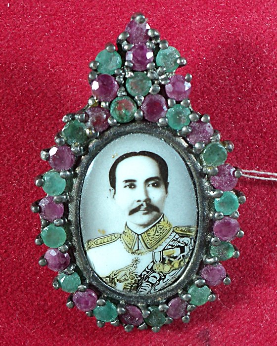  	ล็อกเก็ตเข็มกลัดเสด็จพ่อ รัชกาลที่5เลี่ยมเงินฝังมรกต-ทับทิมแท้