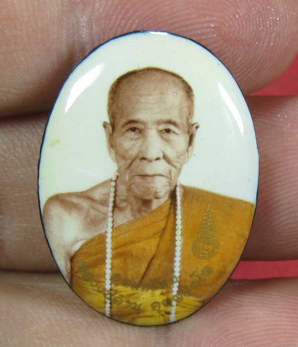 ล๊อกเก็ตฉากขาวทอง รุ่นสุดท้าย หลวงปู่คำบุ คุตฺตจิตฺโต วัดกุดชมภู จ.อุบลราชธานี รุ่นอุดมทรัพย์