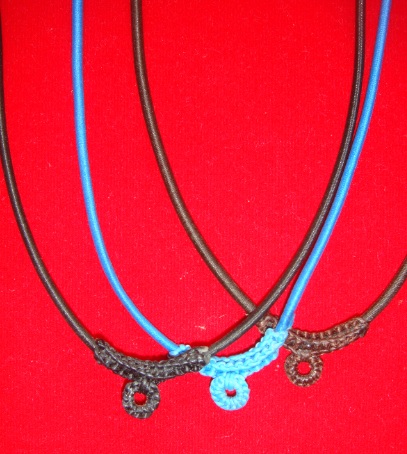 +++สร้อยยางสปริง คล้องพระ ไร้ รอยต่อ 1 ห่วงถัก ยืด สวมหัวได้ ยางนุ่ม ๆ 3 เส้น 3 สี 123 บาท+++