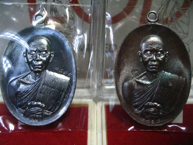 เหรียญรูปไข่ครึ่งองค์ หลวงพ่อคูณ ปาฏิหาริย์ EOD เนื้อทองแดงรมดำ + รมมันปู มากับหมายเลขสวยๆครับ