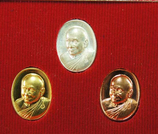 มา 1 ชุด 3 องค์ เหรียญเม็ดเเตงพระรูปเหมือน 100 ปี พระญาณสังวร ( เนื้อกลั่ยเงิน+ทองฝาบาตร +ทองแดง ) 