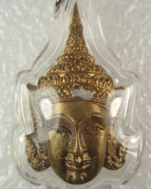 หลวงปู่กาหลงเขี้ยวแก้ว วัดเขาแหลม จ.สระแก้ว เศียรพระลักษณ์หน้าทองเนื้อสัมฤทธิ์ขอมโบราณแก่ทองคำรุ่นแร