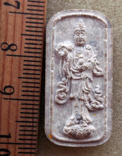 10 บาท พระผงจีน รวยไม่จน ...รหัส ij 16