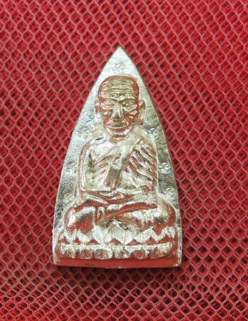หลวงปู่ทวดหลังเตารีดหล่อโบราณวัดบวรนิเวศวิหาร เนื้อนวะโลหะแก่เงิน 12 โค๊ด หมายเลข 149 ปี 43