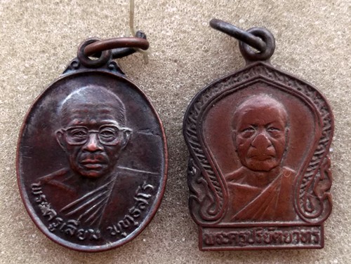 10 บาท เหรียญพระเกจิ 2 เหรียญ .....รหัส ij 42