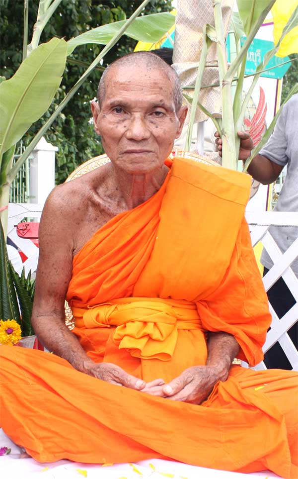 หลวงพ่อหวั่น วัดคลองคูณ พิจิตร.. มหาปราบ ..หนุมานรุ่นแรก.. ( 2 )
